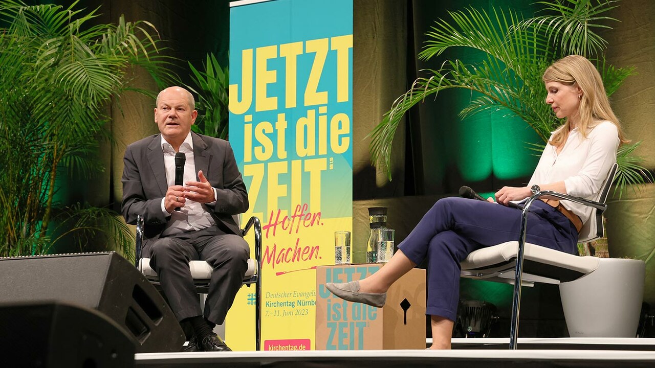 Kanzler Olaf Scholz im Gespräch mit Zeit-Journalistin Tina Hildebrandt