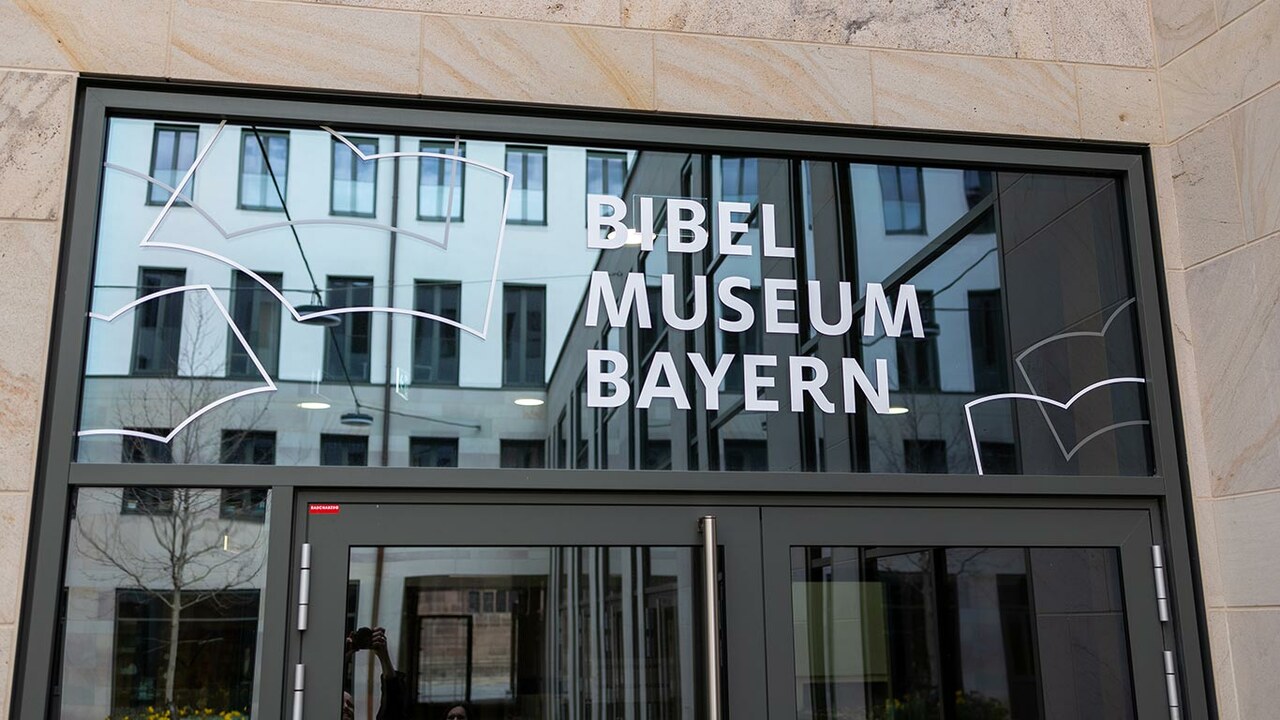 Gläsernes Schild über dem Eingang vom Bibelmuseum Bayern