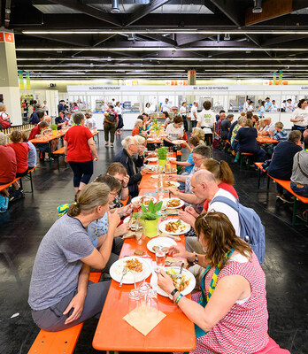 Gläsernes Restaurant in Messehalle in Nürnberg 2023 mit vielen Menschen.