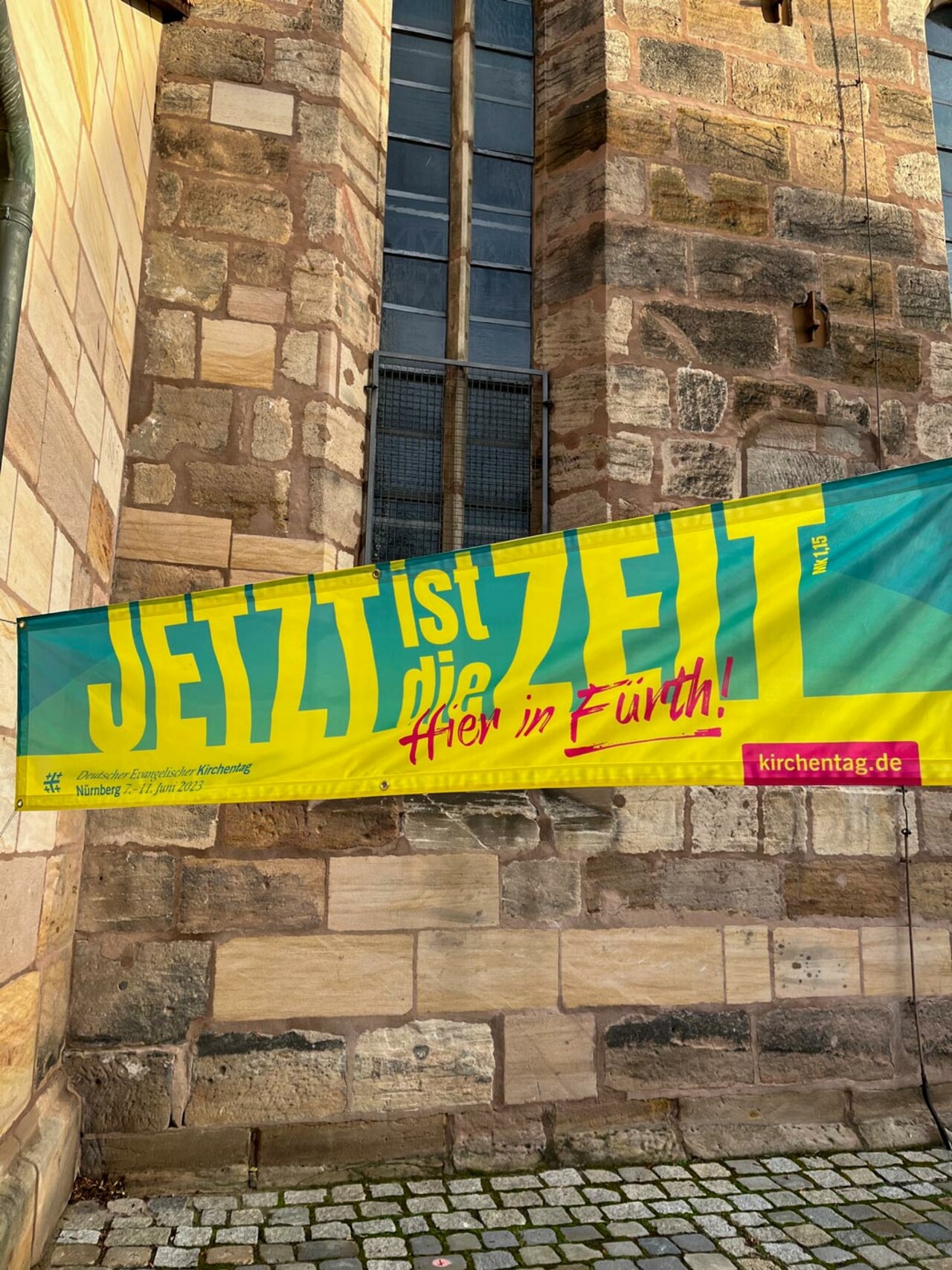 Banner der Losung des Kirchentages "Jetzt ist die Zeit"