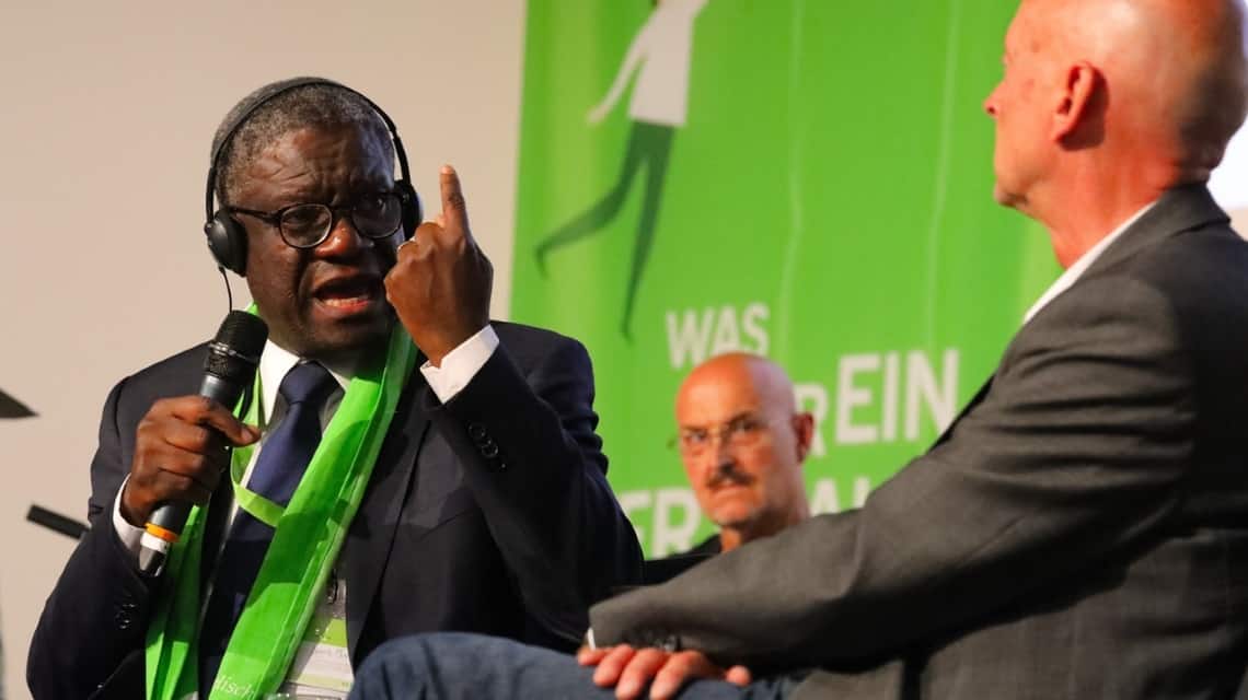Dr. Denis Mukwege, Arzt und Friedensnobelpreisträger, Bukavu/Demokratische Republik Kongo spricht energisch mit erhobenen Zeigefinger beim Kirchentag in Dortmund 2019