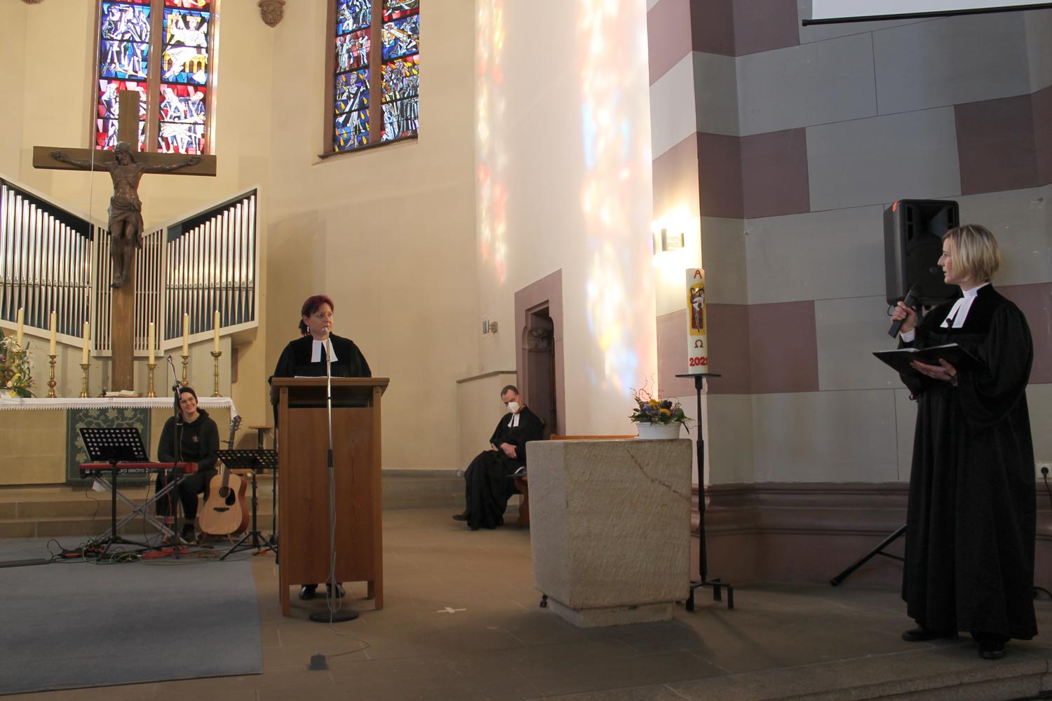 Stefanie Schardien und Pfarrerin Charlotte Peschke beim Gottesdienst zum KirchentagsSonntag in St. Paul Fürth.