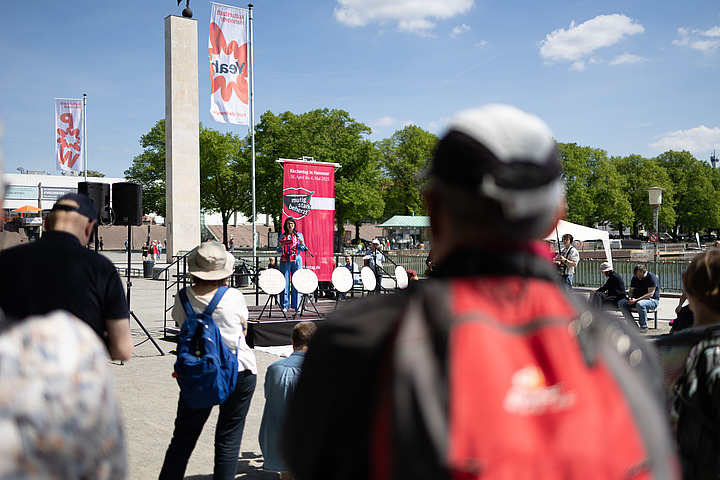 Gedenken zu Beginn: Kirchentag mit Scherben im Gepäck