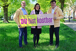 Präses Thorsten Latzel, Generalsekretärin Kristin Jahn und Präsident Torsten Zugehör mit dem Kampagnenmotiv
