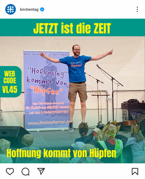 Screenshot eines Instagram-Beitrags vom Nürnberger Kirchentag, ein Mann hüpft auf einer Bühne
