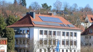 Geschäftsstelle mit Solaranlage