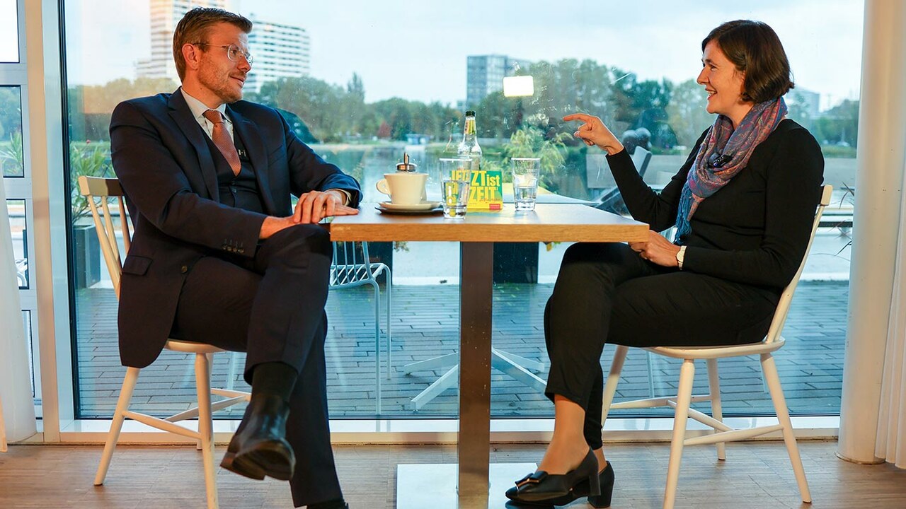 OB Marcus König und Kristian Jahn an einem Tisch.