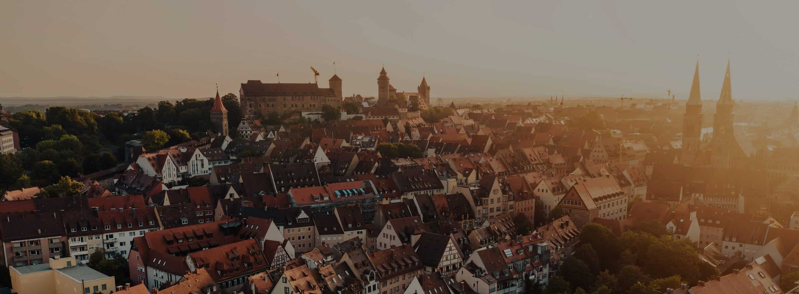 Über der Nürnberger Altstadt thront die Kaiserburg, Panoramaaufnahme im Abendlicht