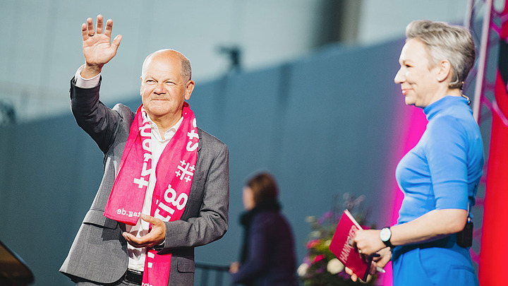 Podium: Mut und Menschlichkeit: Kanzler Scholz im Gespräch