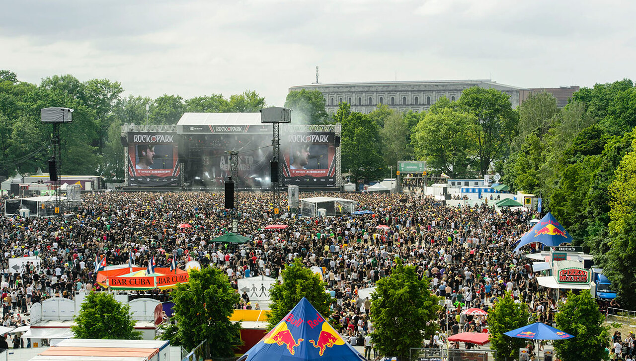 Rock im Park auf dem Zeppelinfeld. Im Hintergrund ist die Kongresshalle zu sehen.