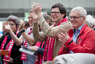 Menschen im Publikum klatschen bei einer Bibelarbeit