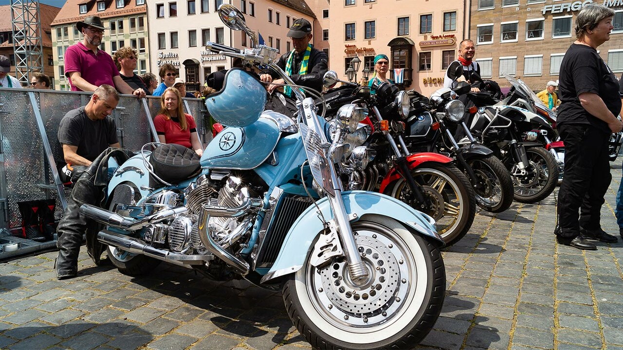 blaues Motorrad in Nahaufnahme