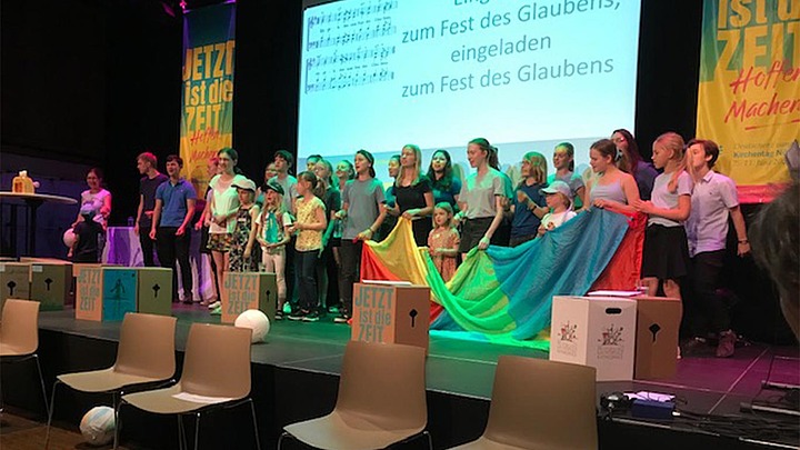 Podium: Den Kindern gehört das Himmelreich, aber nicht die Kirche?