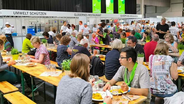 Gläsernes Restaurant in Messehalle in Dortmund 2019 mit vielen Menschen.