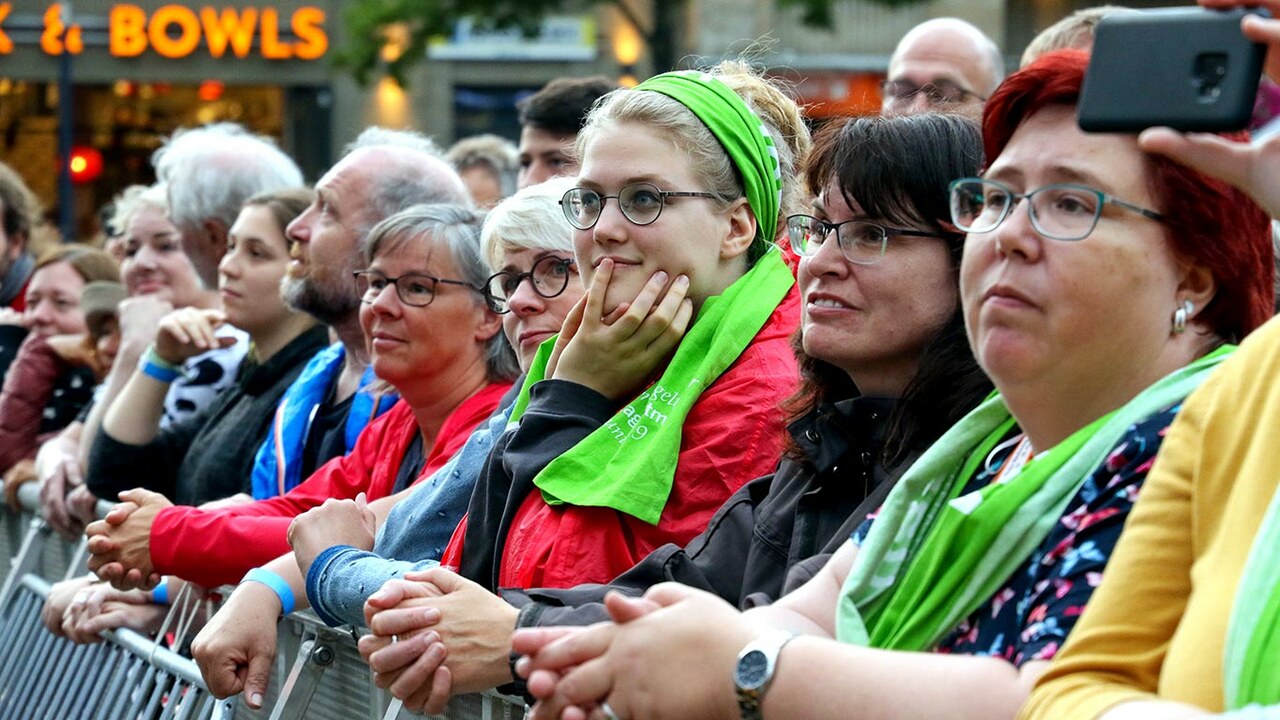 Publikum beim Kirchentag mit Schals.