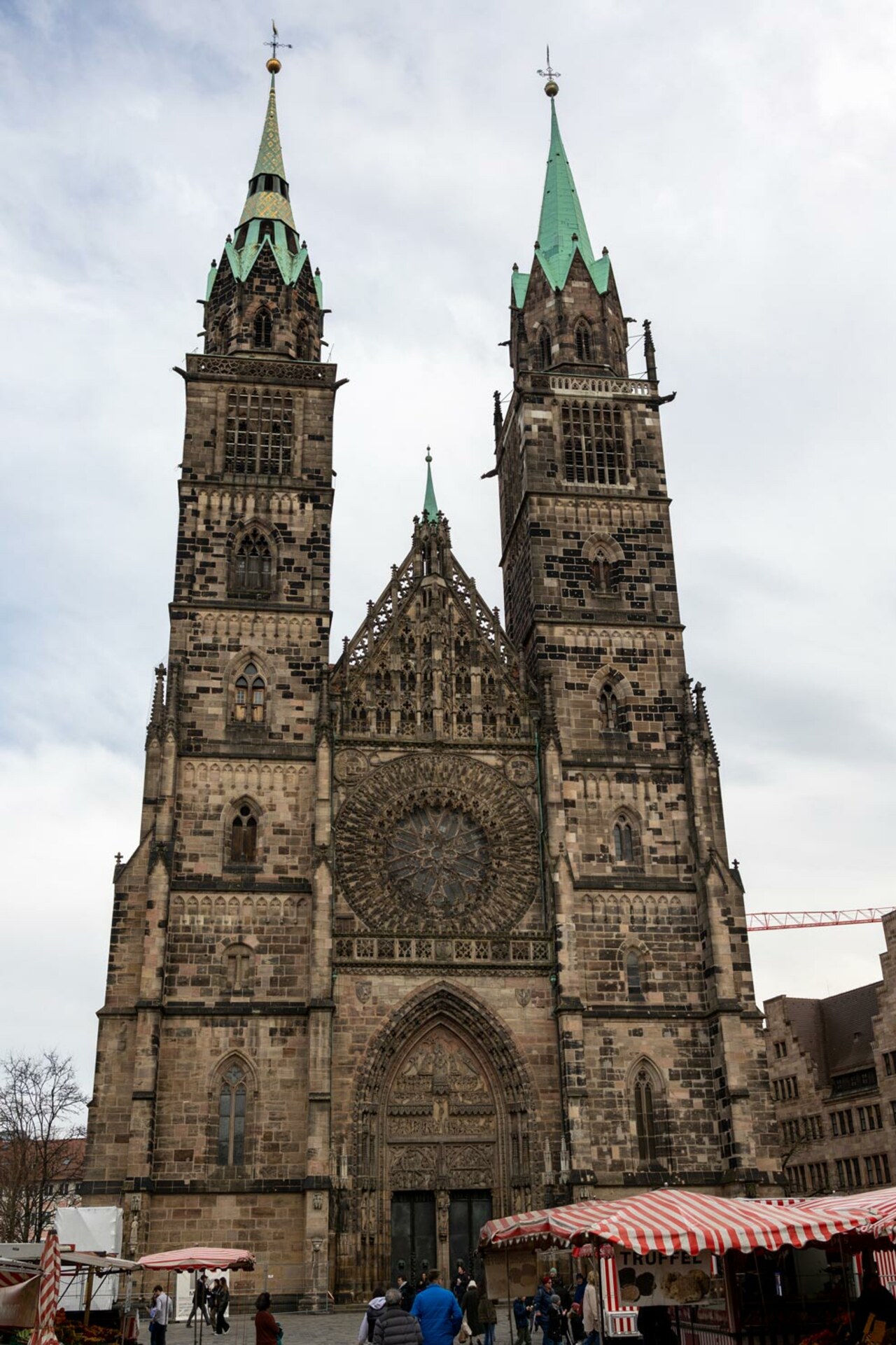 Blick auf die Türme und das Eingangsportal von St. Lorenz