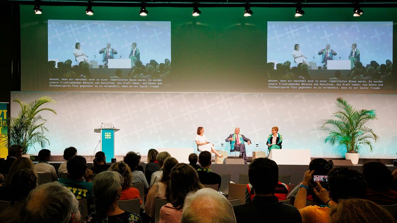 Bundesaußenministerin Annalena Baerbock im Gespräch mit Bundespräsident a.D. Joachim Gauck mit der Podiums-Moderation Susanne Dröge.