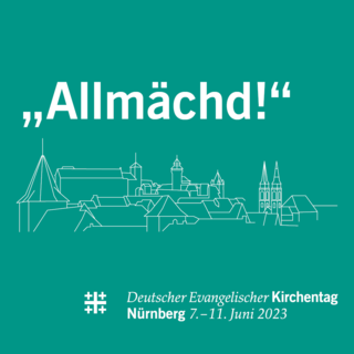 das Wort "Allmächd" und Nürnberger Skyline in weiß auf smaragdgrün mit weißem Logoblock Kirchentag unten rechts