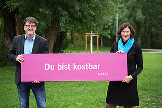 Präsident Torsten Zugehör und Generalsekretärin Kristin Jahn mit Losung des Kirchentages 2027 in Düsseldorf