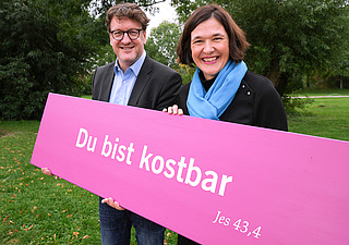 Präsident Torsten Zugehör und Generalsekretärin Kristin Jahn mit Losung des Kirchentages 2027 in Düsseldorf