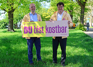 Präses Thorsten Latzel und Präsident Torsten Zugehör mit dem Kampagnenmotiv