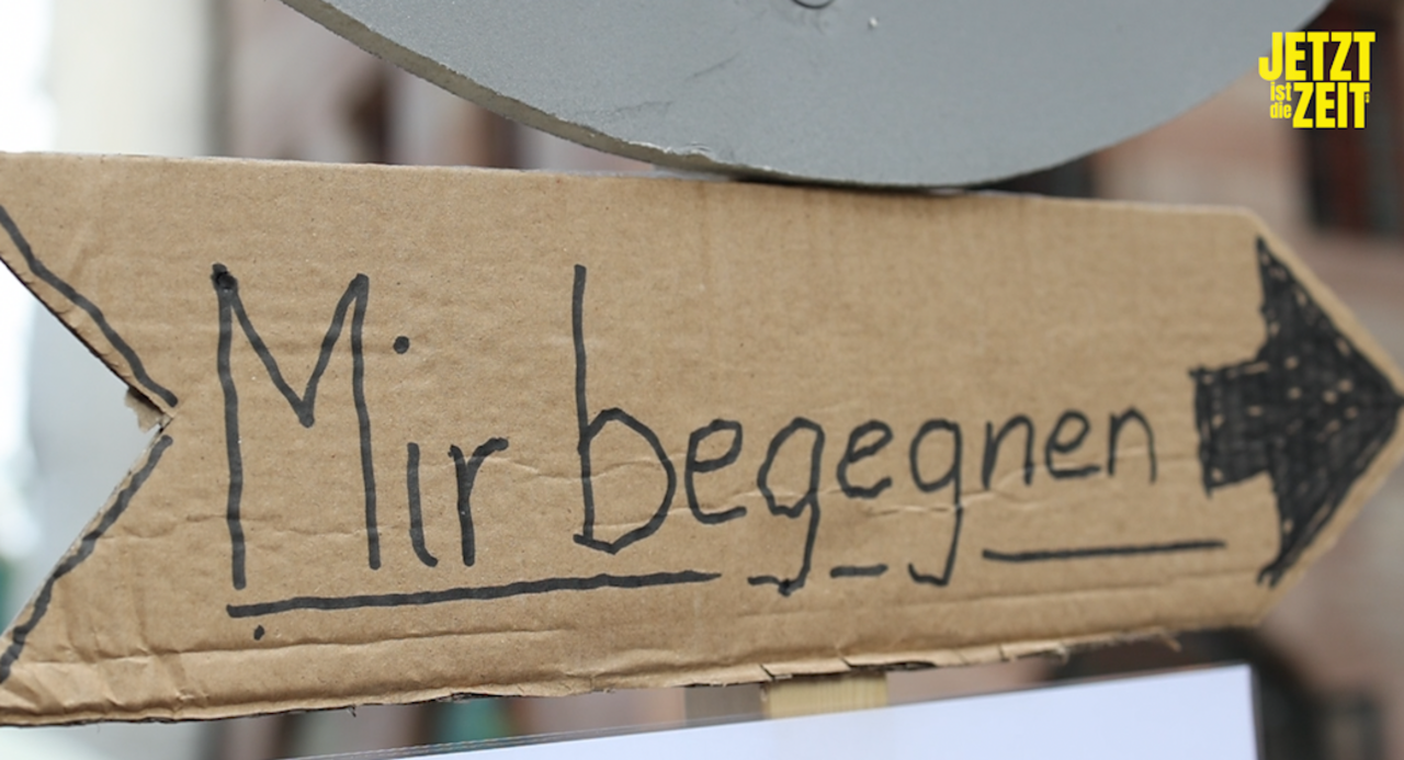 Schild in Pfeilform, auf dem Mir Begegnen drauf steht