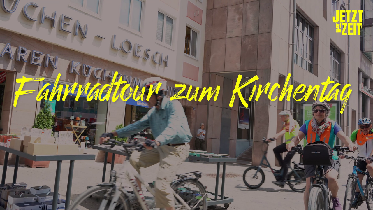 Fahrradfahrer, die in der Altstadt von Nürnberg unterwegs sind