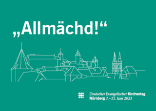 das Wort "Allmächd" und Nürnberger Skyline in weiß auf smaragdgrün mit weißem Logoblock Kirchentag unten rechts