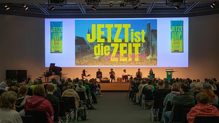 Podium: Hidjab und Regenbogen