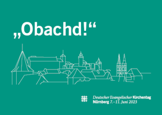 das Wort "Obachd" und Nürnberger Skyline in weiß auf smaragdgrün mit weißem Logoblock Kirchentag unten rechts