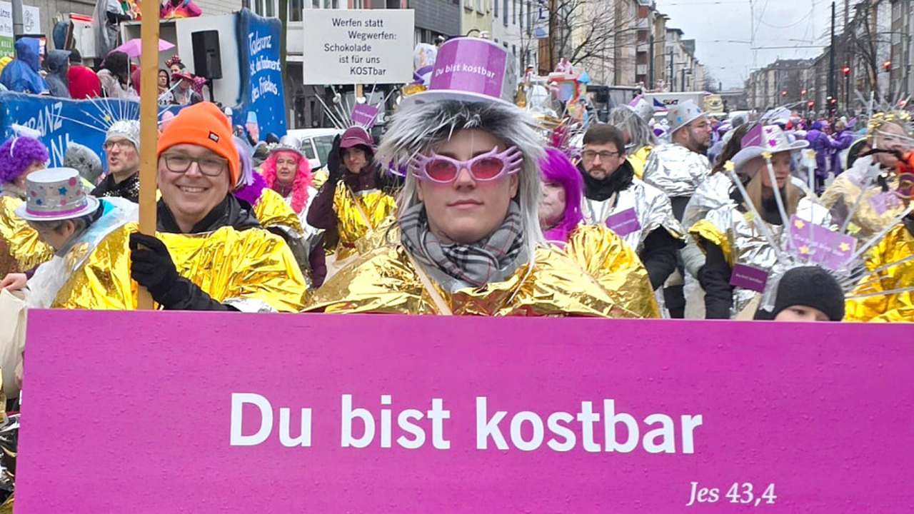 Karnevalszug in Düsseldorf mit der Losung „Du bist kostbar“ (Jes 43,4)