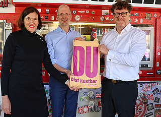 Präses Thorsten Latzel, Generalsekretärin Kristin Jahn und Präsident Torsten Zugehör mit dem Kampagnenmotiv