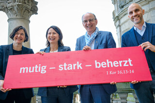 Generalsekretärin Kristin Jahn, Landesbischof Ralf Meister, Präsidentin Anja Siegesmund, Oberbürgermeister Belit Onay mit Losung des Kirchentages in Hannover