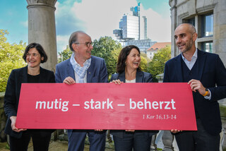 Generalsekretärin Kristin Jahn, Landesbischof Ralf Meister, Präsidentin Anja Siegesmund, Oberbürgermeister Belit Onay mit Losung des Kirchentages in Hannover