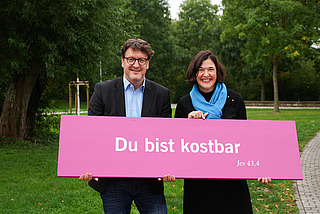 Präsident Torsten Zugehör und Generalsekretärin Kristin Jahn mit Losung des Kirchentages 2027 in Düsseldorf