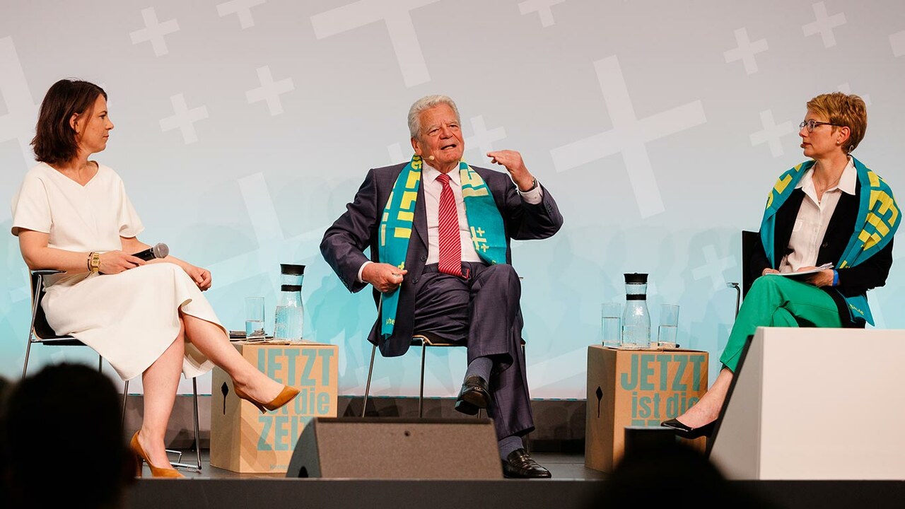 Bundesaußenministerin Annalena Baerbock im Gespräch mit Bundespräsident a.D. Joachim Gauck mit der Podiums-Moderation Susanne Dröge.