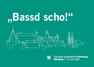 das Wort "Bassd Scho" und Nürnberger Skyline in weiß auf smaragdgrün mit weißem Logoblock Kirchentag unten rechts