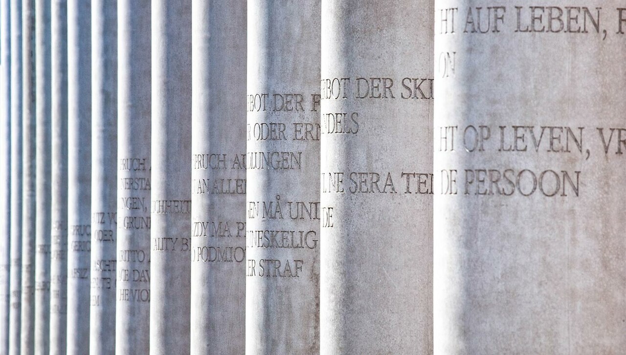 Säulen mit Inschriften