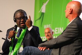 Dr. Denis Mukwege, Arzt und Friedensnobelpreisträger, Bukavu/Demokratische Republik Kongo spricht energisch mit erhobenen Zeigefinger beim Kirchentag in Dortmund 2019