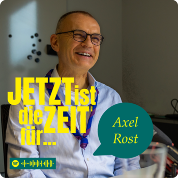Podcast-Cover "Jetzt ist die Zeit für Axel Rost"; Axel mit Hemd und VCP Halstuch.