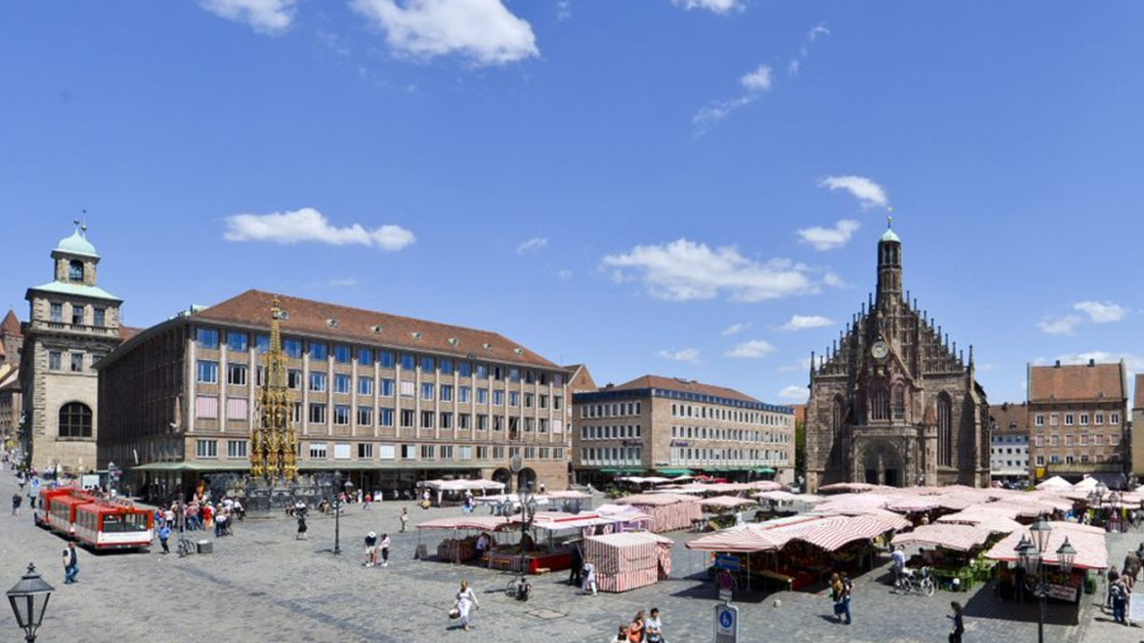 Hauptmarkt mit wenig Menschen 