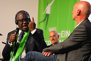 Dr. Denis Mukwege, Arzt und Friedensnobelpreisträger, Bukavu/Demokratische Republik Kongo spricht energisch mit erhobenen Zeigefinger beim Kirchentag in Dortmund 2019