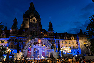 Bühne mit Konzert vor großem Publikum auf dem Platz vor dem Rathaus