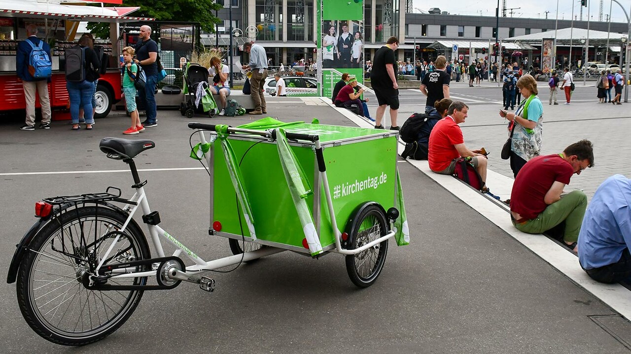 Grünes Lastenfahrrad in Dortmund.