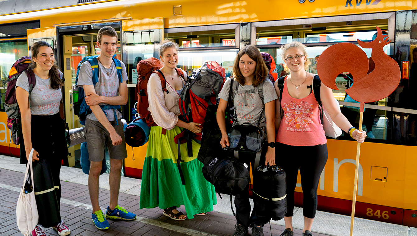 5 Studierende bei der Ankunft vor der Straßenbahn