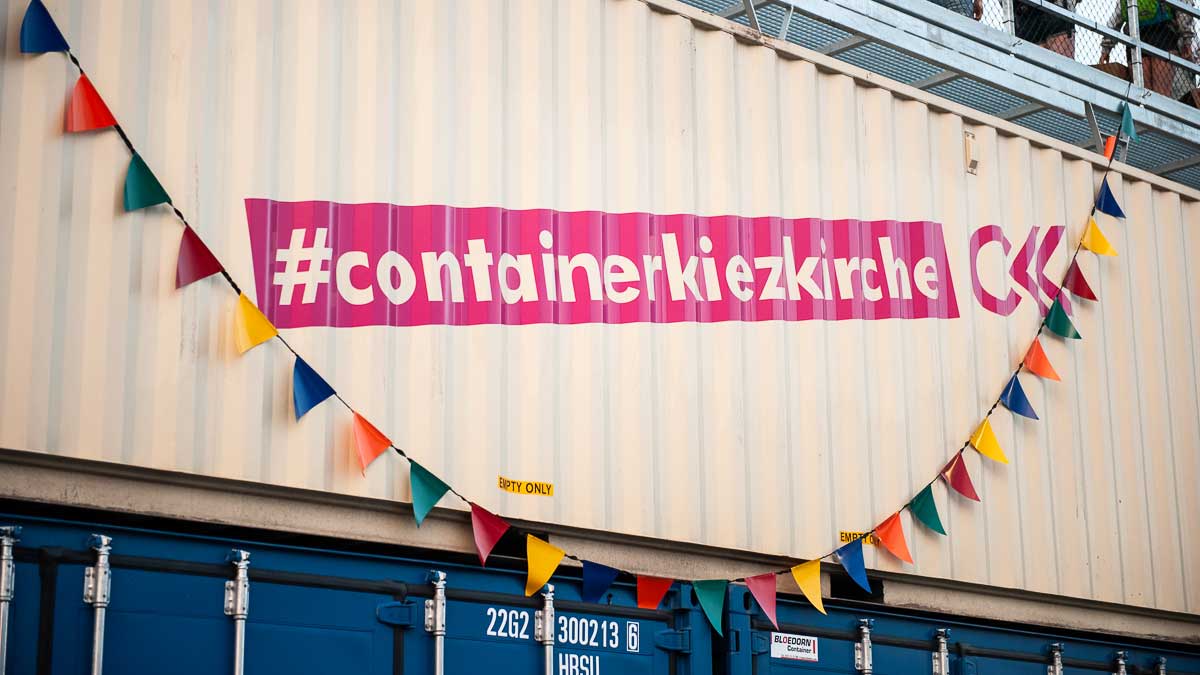 Container mit Aufschrift "#containerkiezkirche"