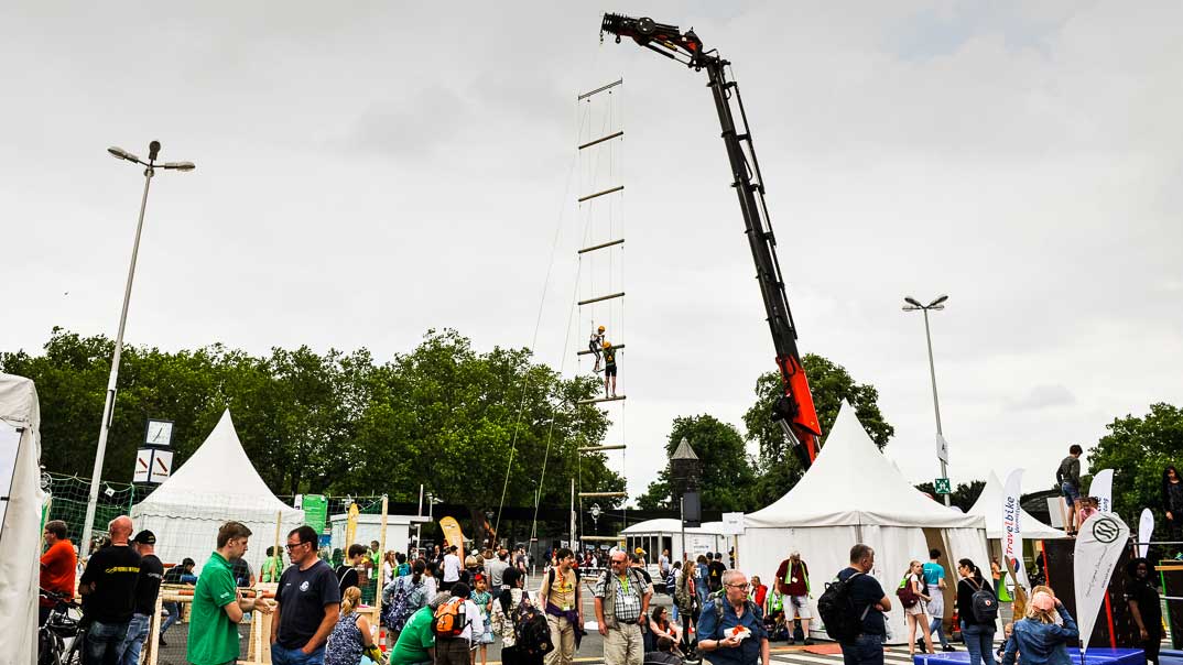 Kran mit großer Kletterleiter beim Kirchentag in Dortmund
