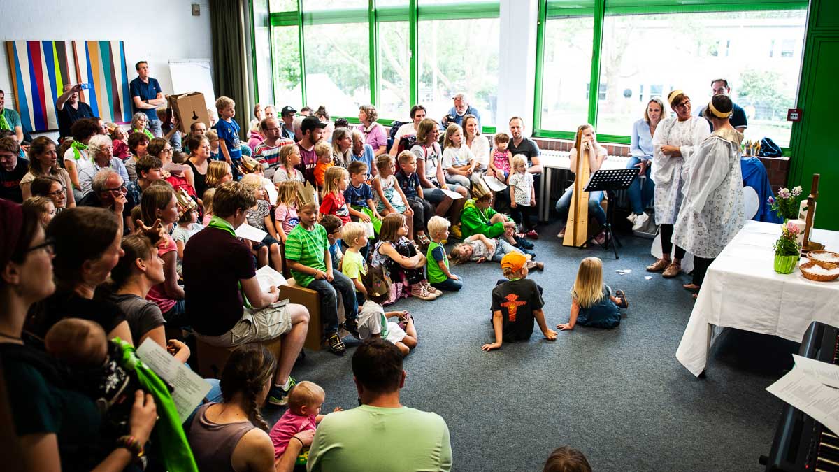 Familiengottesdienst in Schulklasse (Kinder, Eltern, Dekorierter Tisch)