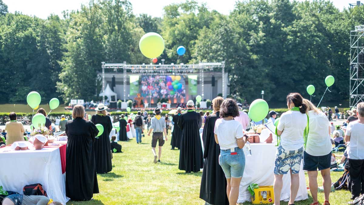 Gottesdienstfeier auf Wiese.
