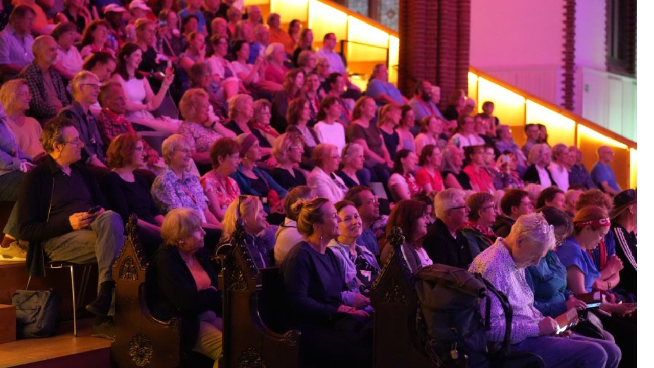 Publikum bei einer Veranstaltung des Kirchentags in Hannover 2025